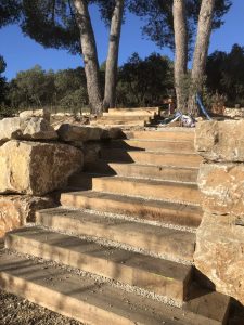 Enrochement Avec Escalier En Poutre
